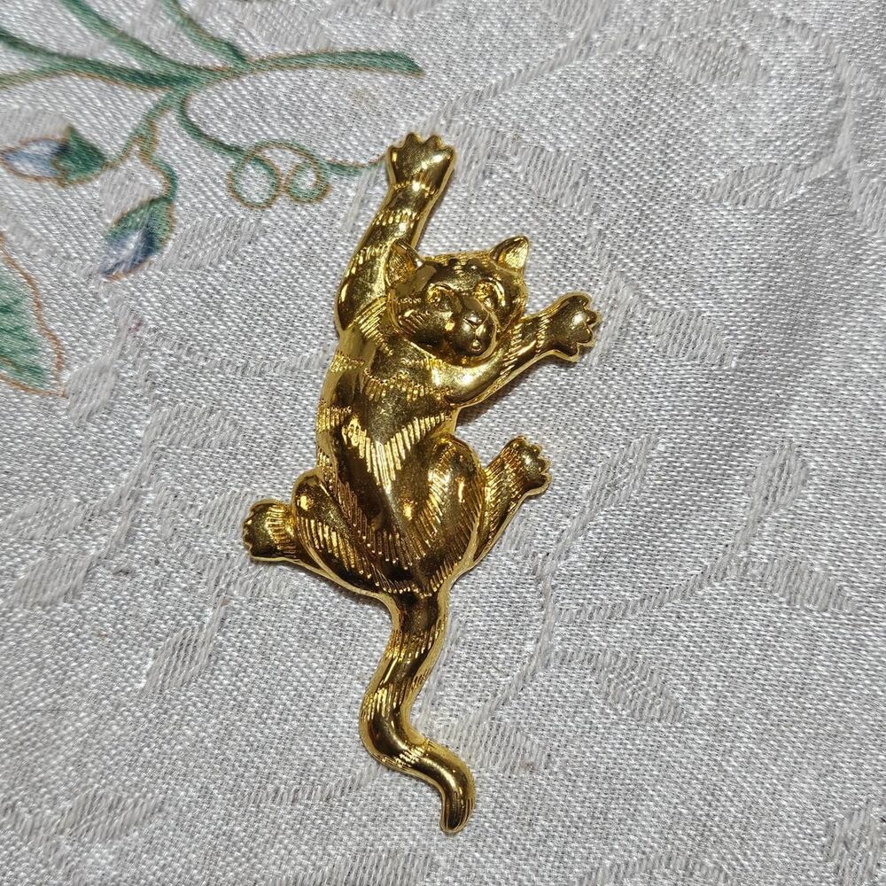 vintage cat gold tone brooch